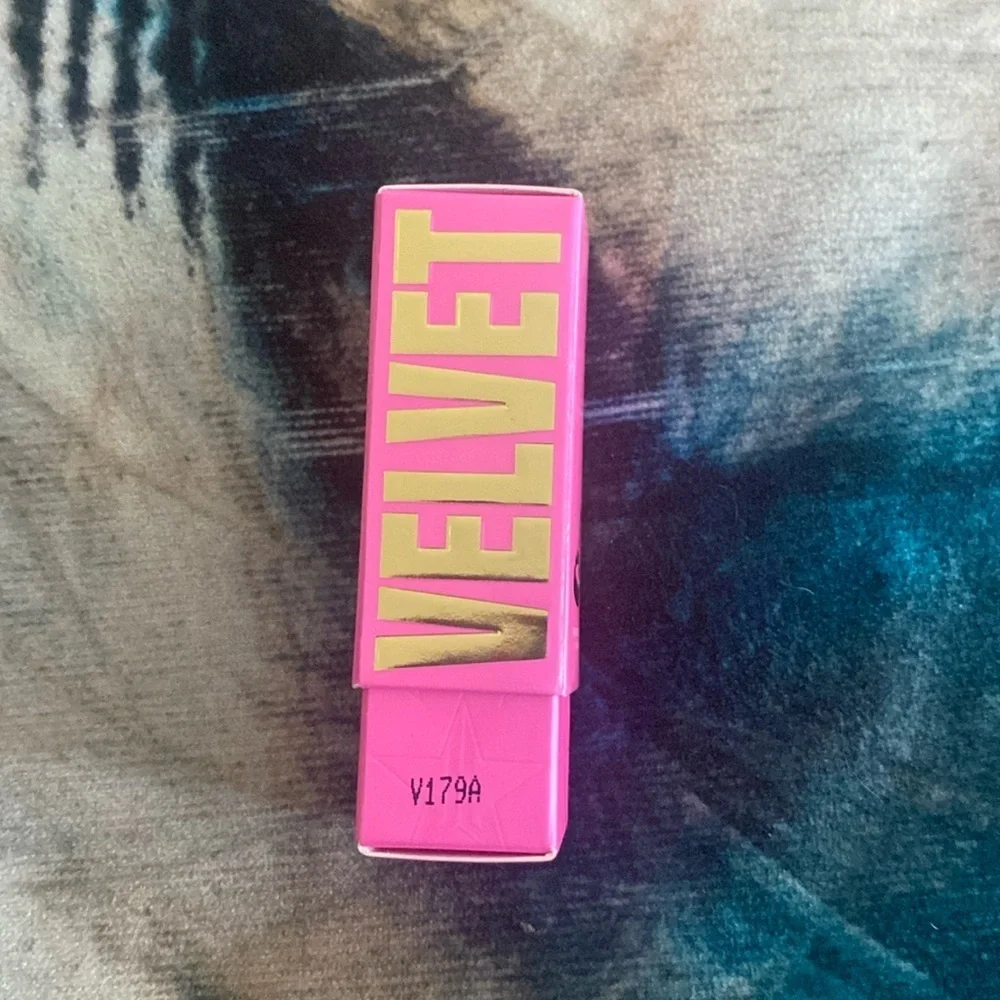 Jeffree star velvet trap lipstick holy fashion color